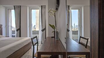 Habitación superior con 1 cama matrimonial o 2 individuales, vista a la ciudad | Sábanas italianas Frette, escritorio y espacio para trabajar con laptop