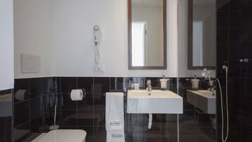 Regadera, amenidades de baño gratuitas, secadora de cabello, toallas