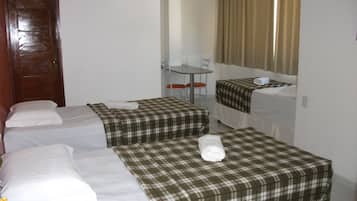 Quarto triplo | Escrivaninha, cortinas blackout, Wi-Fi de cortesia