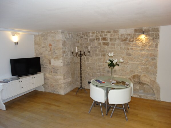 Classic Apartment, 1 Bedroom, City View | Living area | 82-cm flat-screen TV with satellite channels, TV - Guesthouse Diocles (Split)