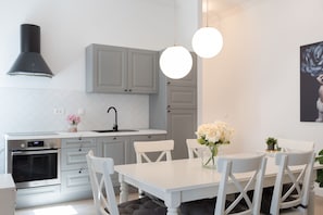 Frigorífico, microondas, placa de cocina y cafetera o tetera