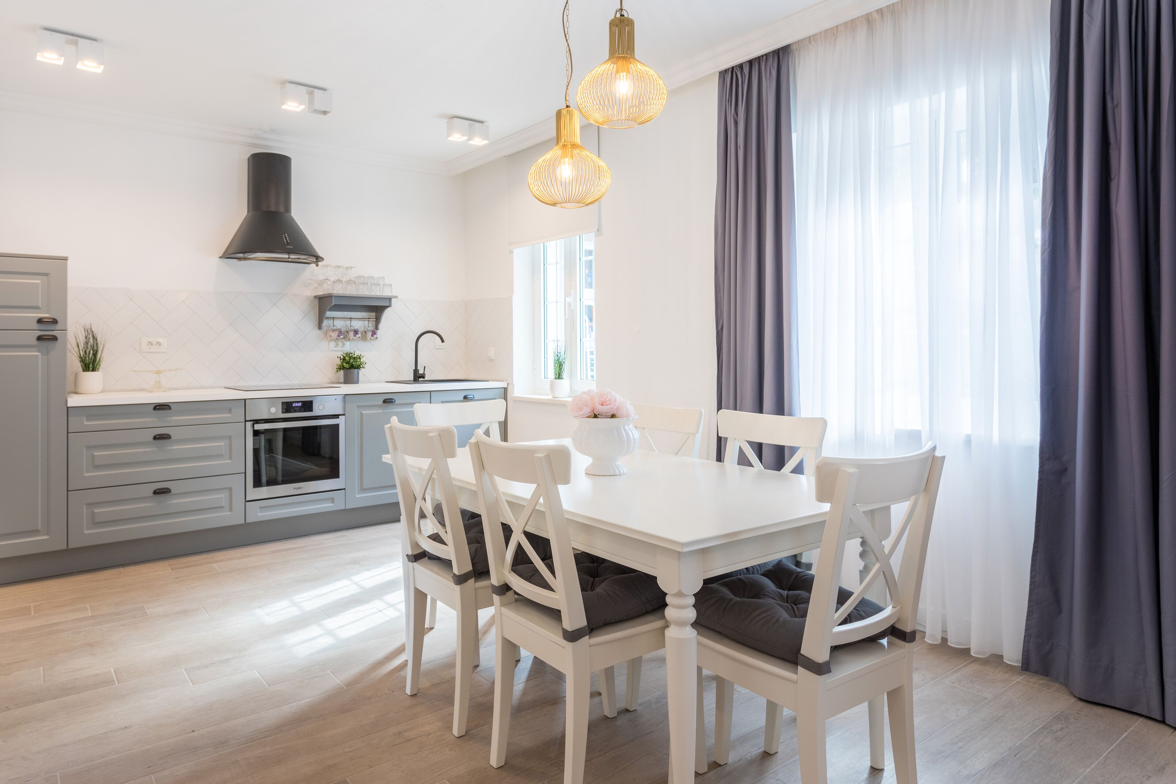 Kühlschrank, Mikrowelle, Herdplatte, Wasserkocher mit Kaffee-/Teezubehör