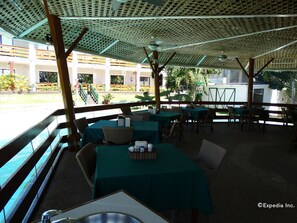 Desayuno a la carta diario (PHP 300 por persona)