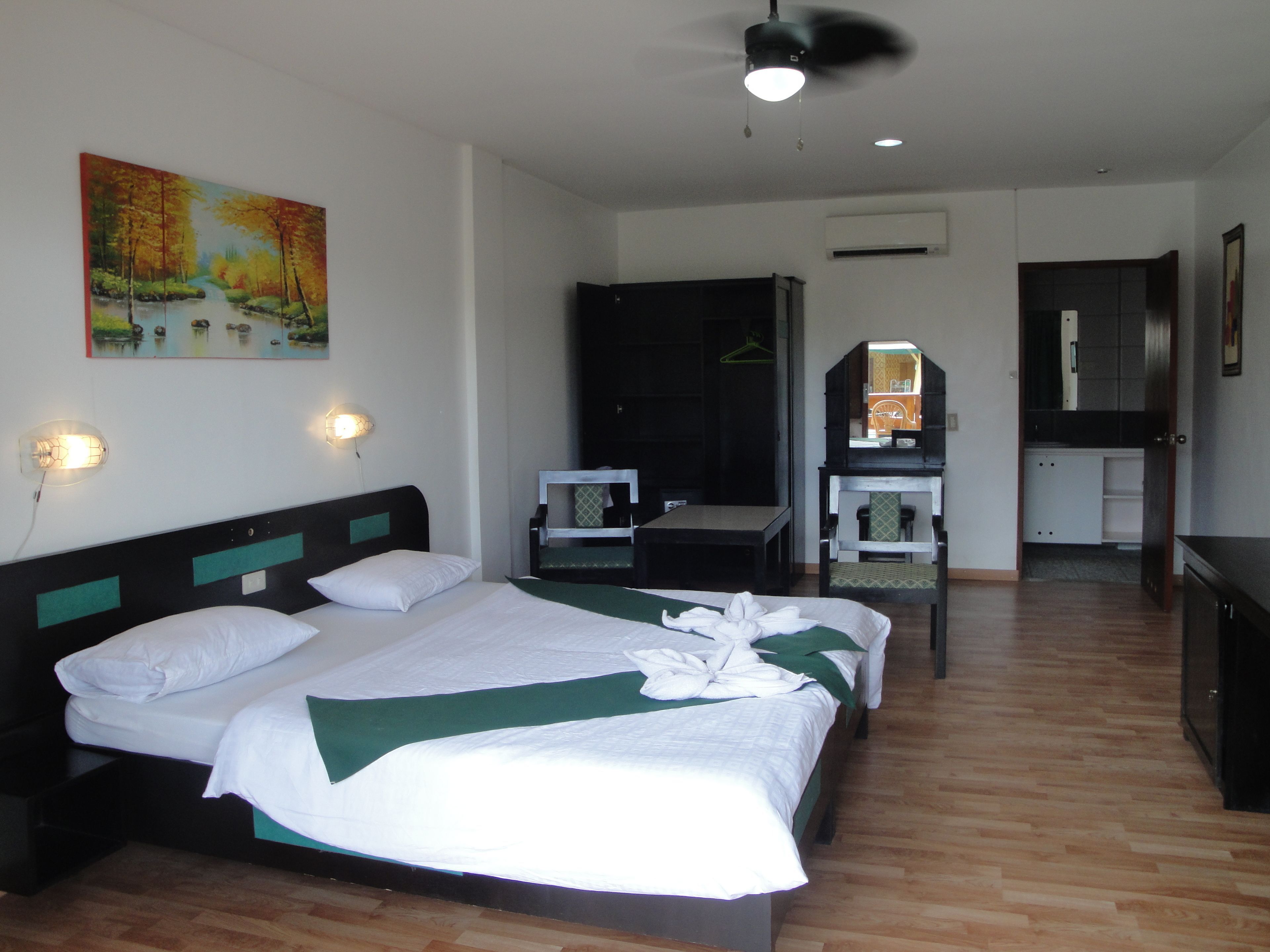 Zimmersafe, Schreibtisch, kostenloses WLAN, Bettwäsche