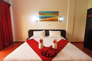 Caja fuerte, escritorio, wifi gratis y ropa de cama