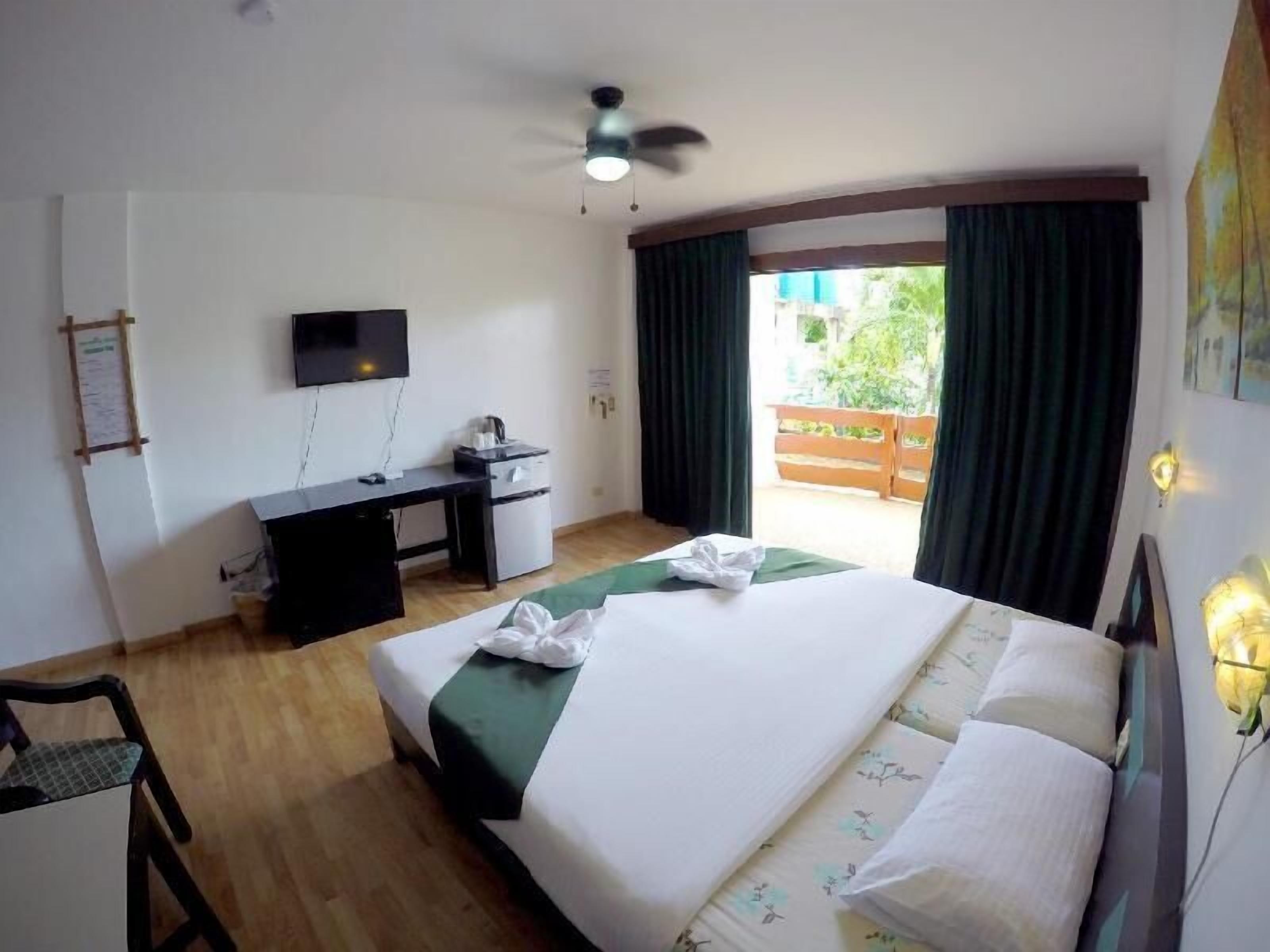 Zimmersafe, Schreibtisch, kostenloses WLAN, Bettwäsche