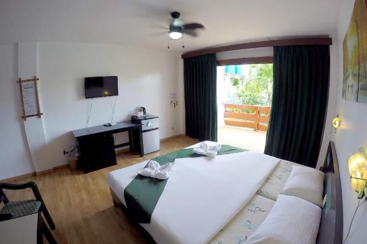 Zimmersafe, Schreibtisch, kostenloses WLAN, Bettwäsche