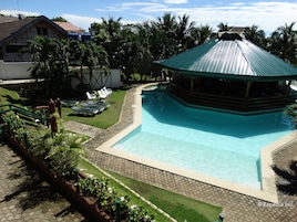 Una piscina al aire libre, tumbonas