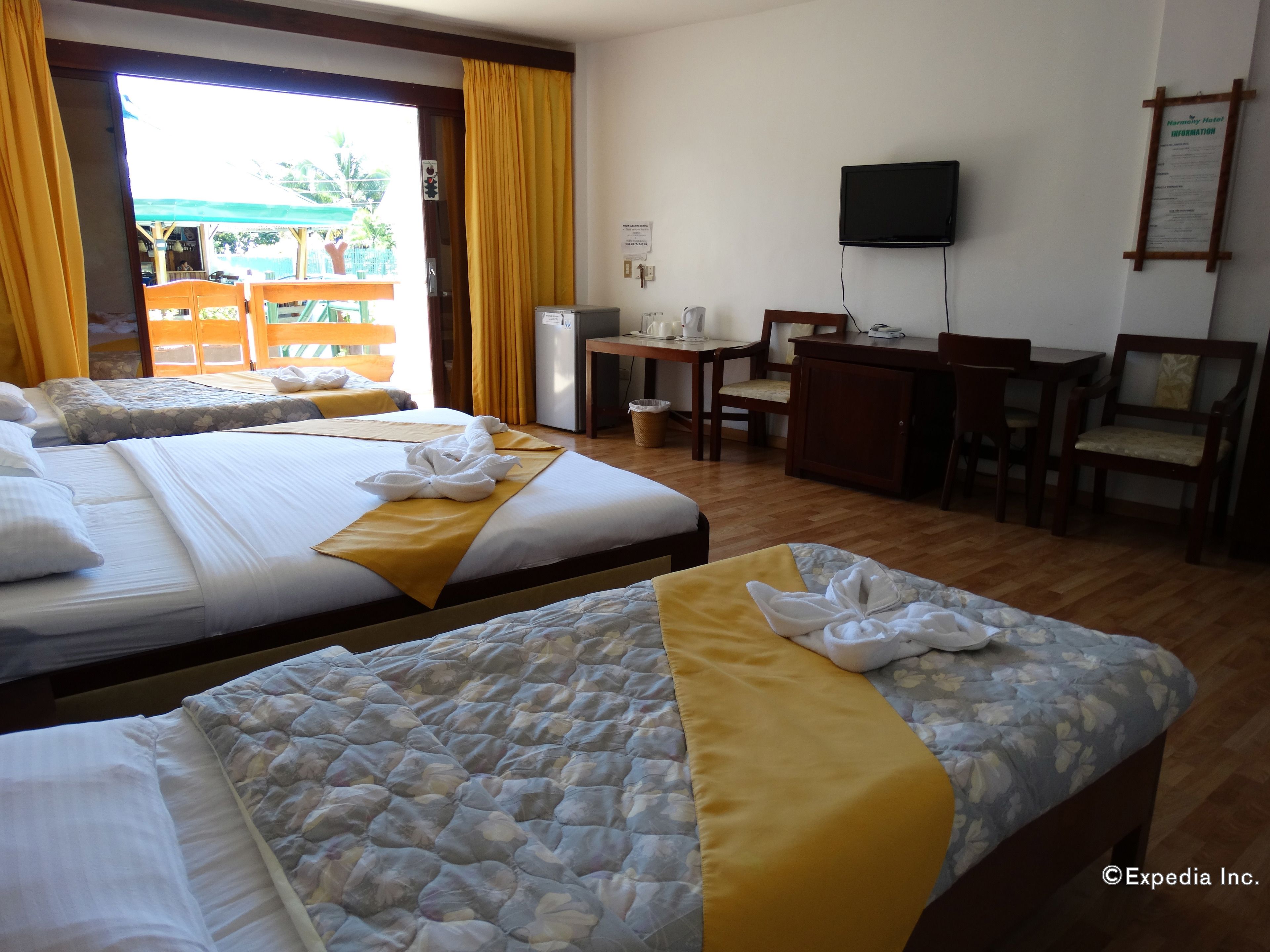 family room | 1 bedroom, in-room safe, desk, free wifi