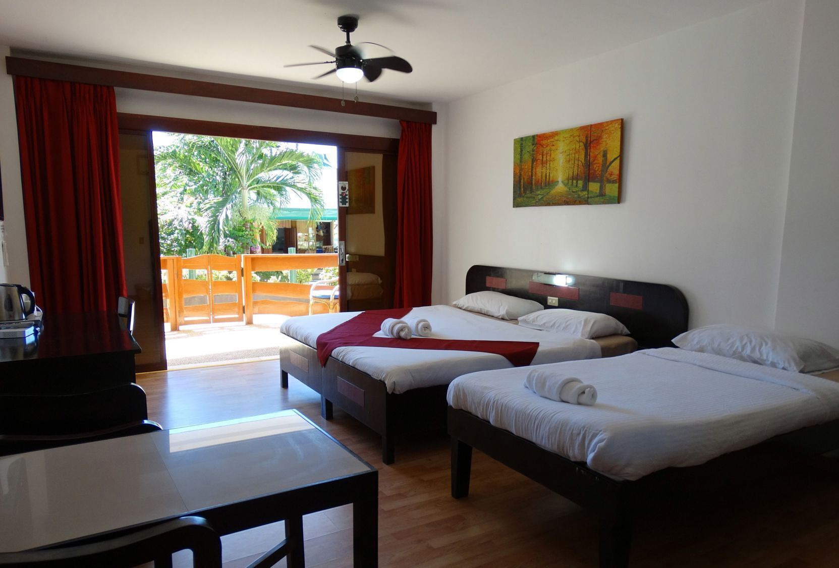 Zimmersafe, Schreibtisch, kostenloses WLAN, Bettwäsche