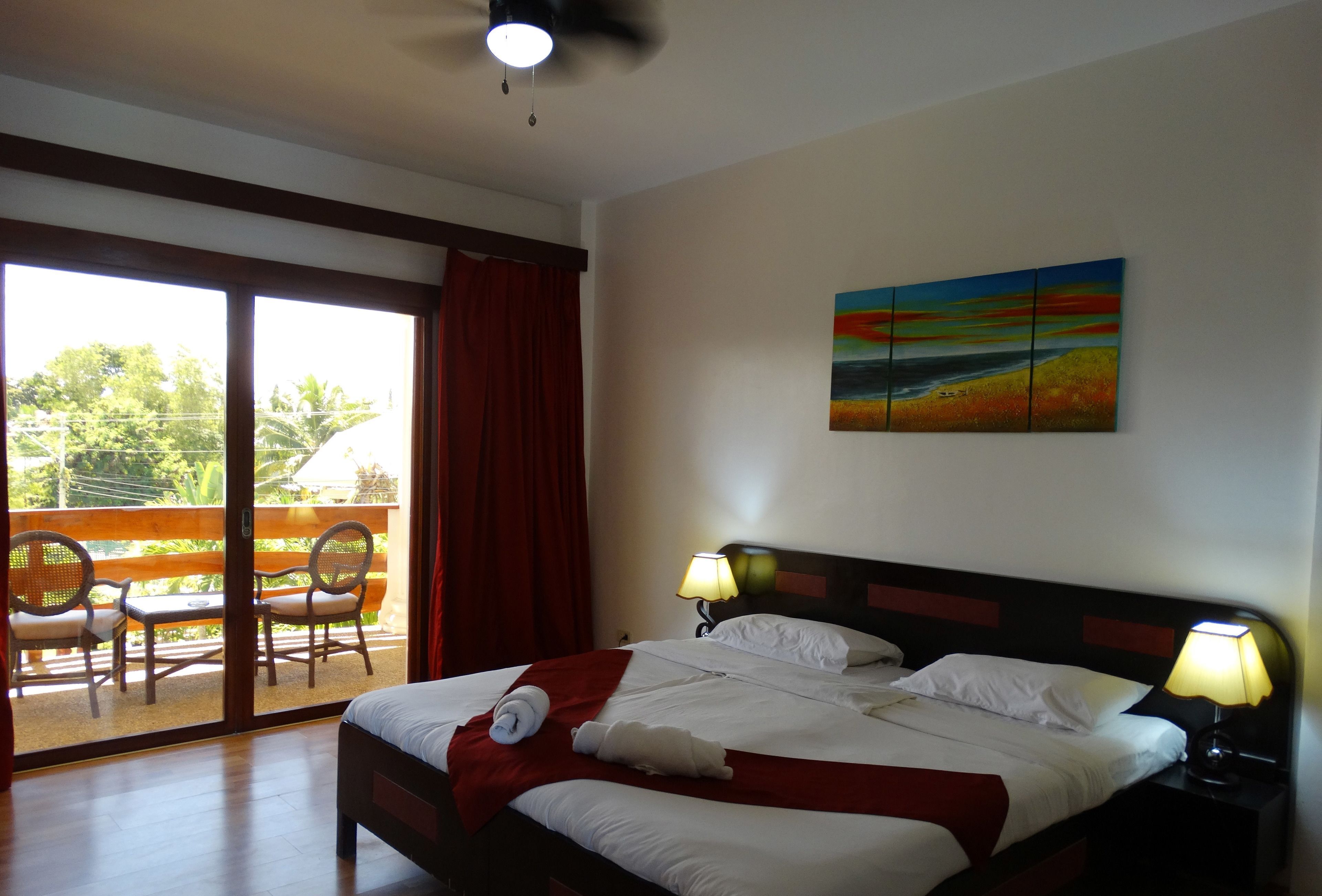 Zimmersafe, Schreibtisch, kostenloses WLAN, Bettwäsche