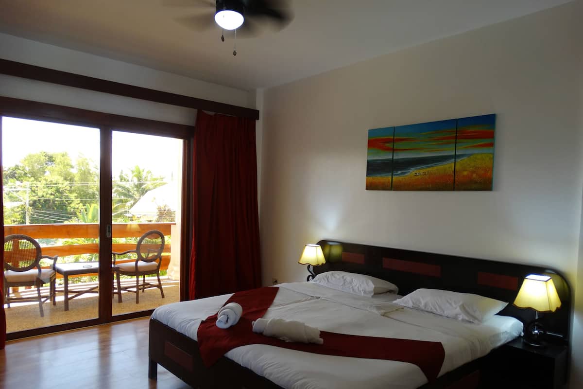 Zimmersafe, Schreibtisch, kostenloses WLAN, Bettwäsche