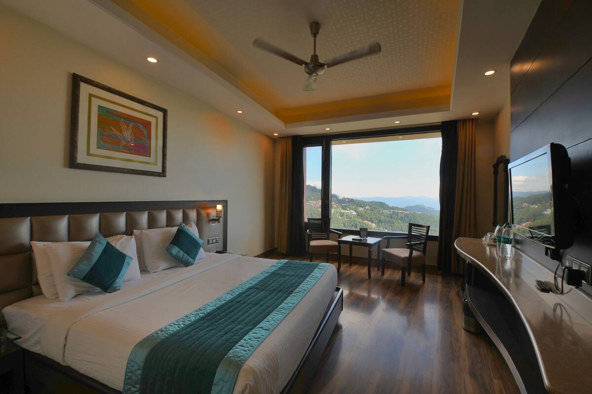 Club Room | Premium bedding, minibar, in-room safe, desk