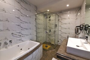 Suite familiar | Baño | Regadera, amenidades de baño gratuitas, secadora de cabello, pantuflas