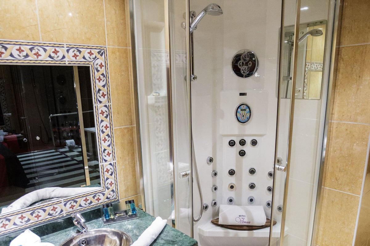 Suite présidentielle, baignoire à jets | Literie de qualité, lit avec matelas en mousse à mémoire