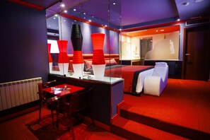 Suite, Jetted Tub | Premium bedding, memory foam beds, free WiFi, bed sheets - Motel Venus Pontevedra (Poio)