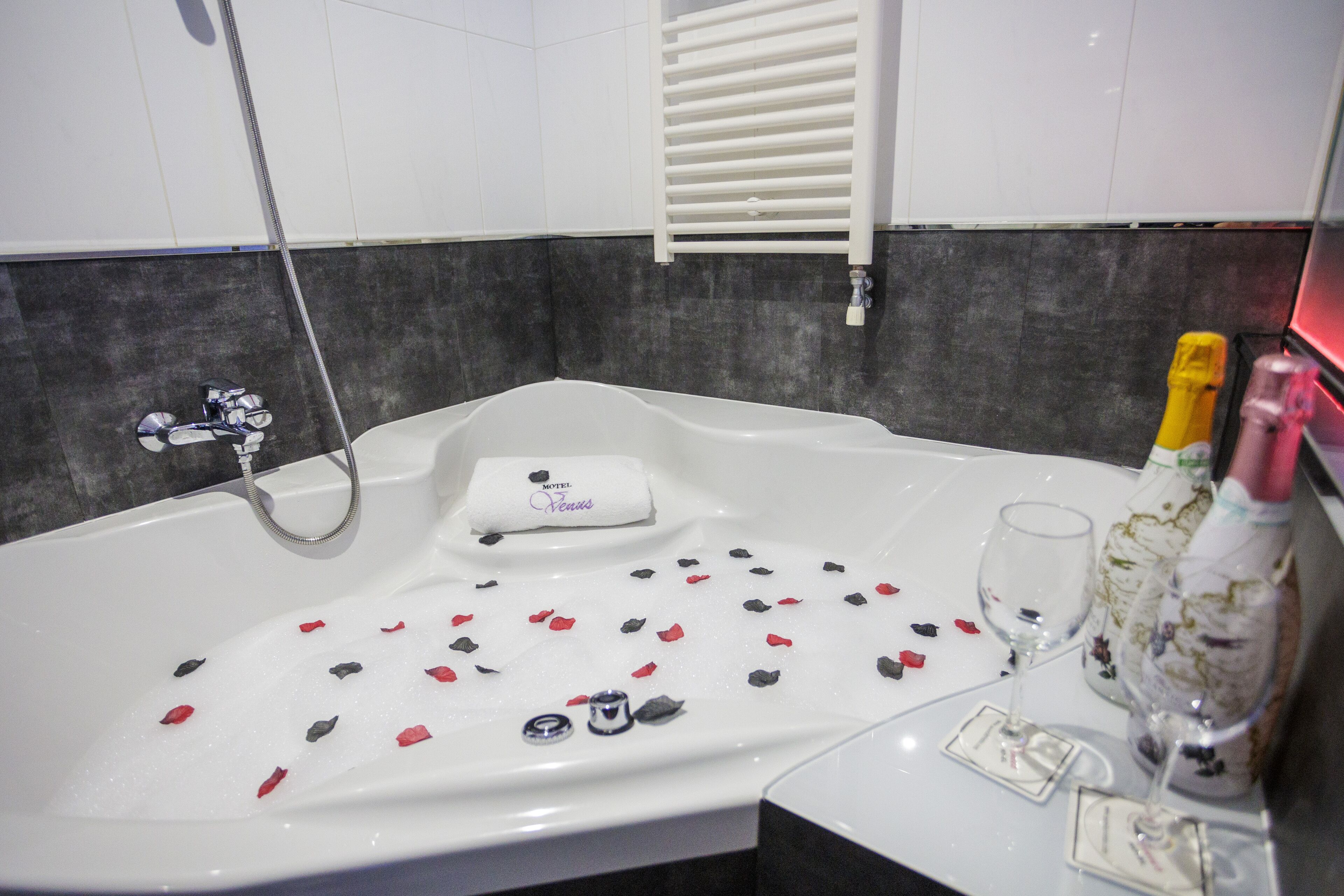 Bathtub, jetted tub, free toiletries, hair dryer