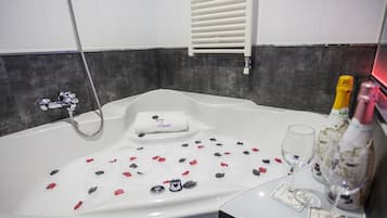 Bañera, bañera de hidromasaje, artículos de tocador gratuitos