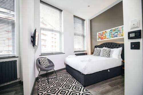 Habitación doble Deluxe | 1 habitación, decoración personalizada y escritorio