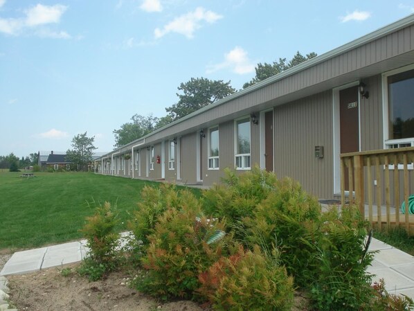 Exterior - Motel La Maison de Travers (Baie Sainte-Catherine)