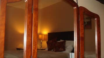 Standard Room, 1 Queen Bed | Room amenity