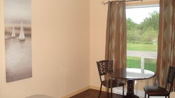 Chambre Standard, 1 grand lit | Repas dans la chambre
