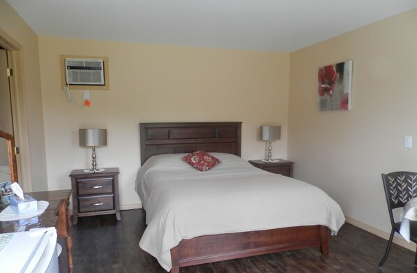 Standard Room, 1 Queen Bed | Free cribs/infant beds, free WiFi - Motel La Maison de Travers (Baie Sainte-Catherine)