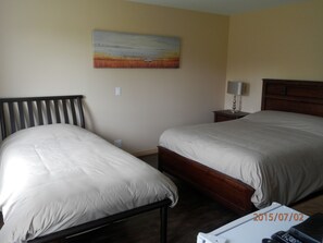 Standard Room, 1 Queen and 1 Single bed - Motel La Maison de Travers (Baie Sainte-Catherine)