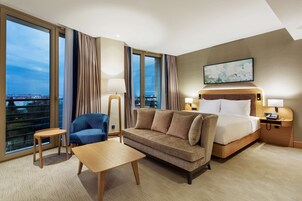 Junior Suite, 1 King Bed, Non Smoking | Minibar, in-room safe, desk, soundproofing