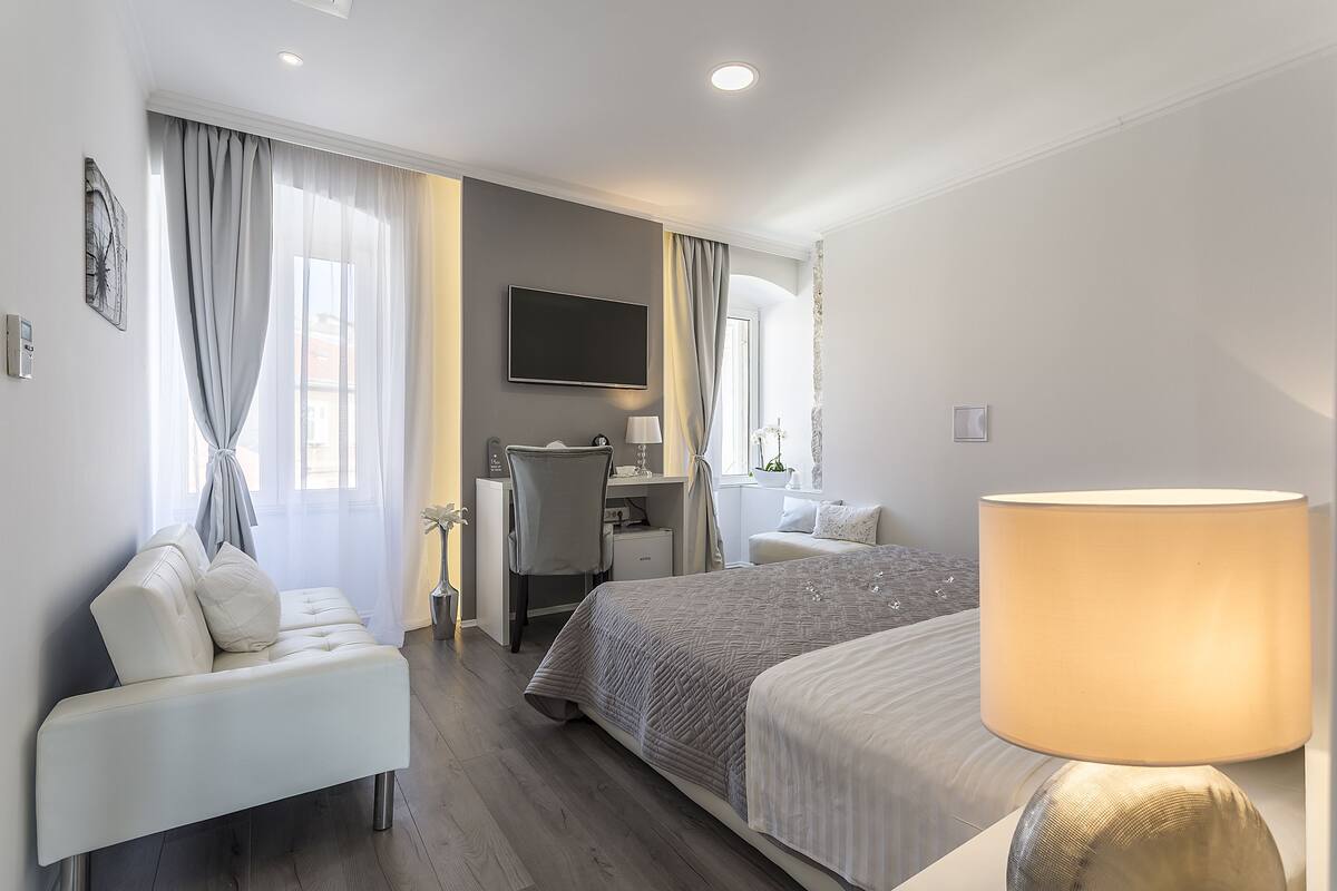 Deluxe room, City View - Riva 3 - Obala Hrvatskog narodnog preporoda 6 | Peralatan tempat tidur premium, peti besi dalam bilik, kalis bunyi