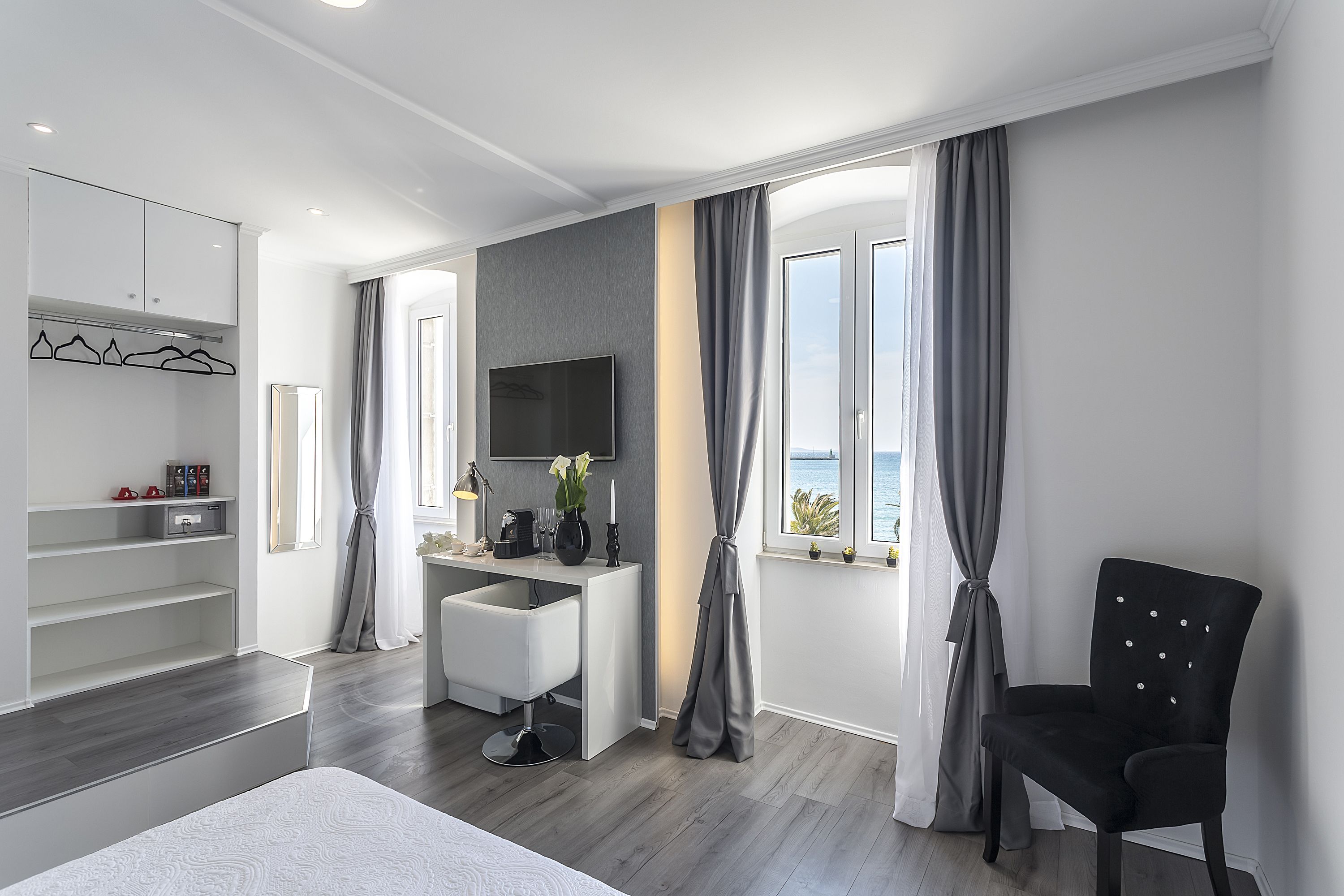 Deluxe room, Sea View - Riva 2 - Obala Hrvatskog narodnog preporoda 6 | Premium bedding, in-room safe, soundproofing, free WiFi