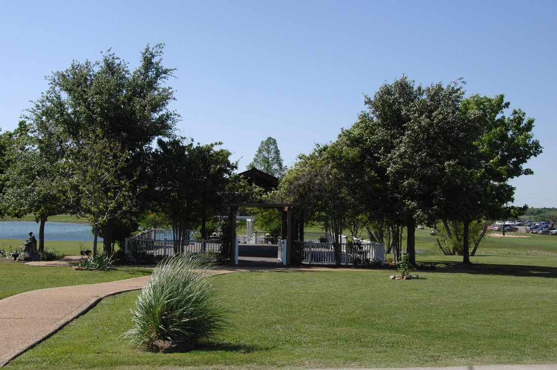Un mirador con vista a un lago, rodeado de árboles y un sendero.
