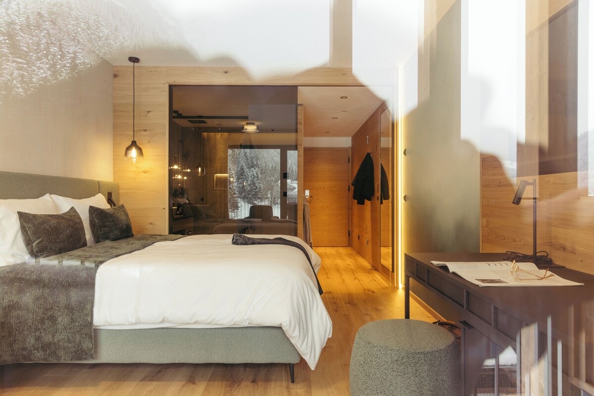 Premium Room, Non Smoking, Balcony | In-room safe, desk, WiFi (free), bed sheets