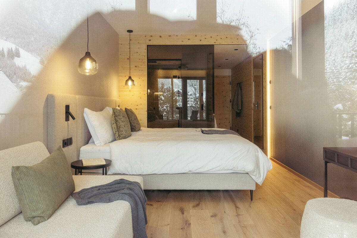 Premium Room, Non Smoking, Balcony | In-room safe, desk, WiFi (free), bed sheets