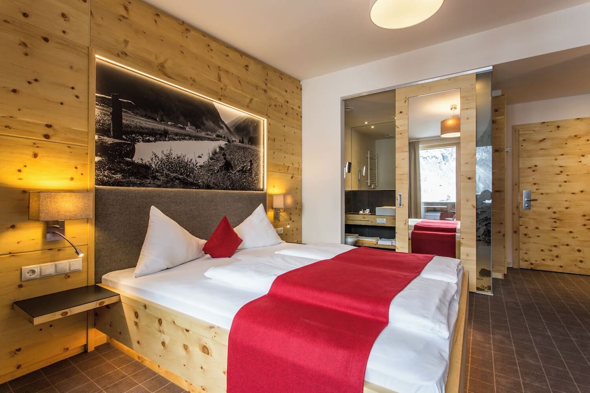 Superior-Doppelzimmer, Nichtraucher, Balkon (Zirbe) | Zimmersafe, Schreibtisch, kostenloses WLAN, Bettwäsche