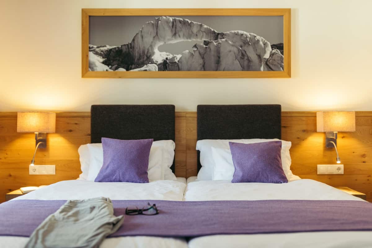 Comfort-Doppelzimmer, Nichtraucher, Bergblick (B2) | Zimmersafe, Schreibtisch, kostenloses WLAN, Bettwäsche