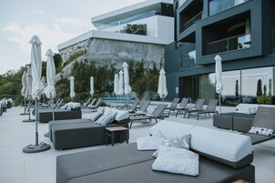 Outdoor pool, pool umbrellas, sun loungers