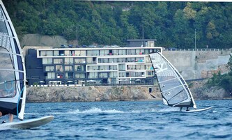 Un edificio costero con varios balcones que dan al mar.