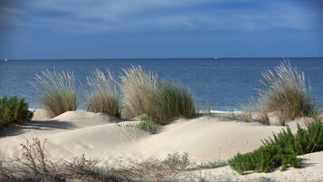 Una playa cerca, arena blanca