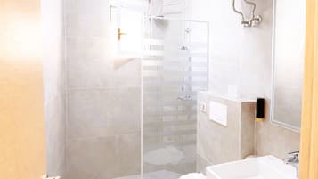 Standard Twin Room, 1 Bedroom, Accessible, City View | Bathroom | Shower, designer toiletries, hair dryer, slippers