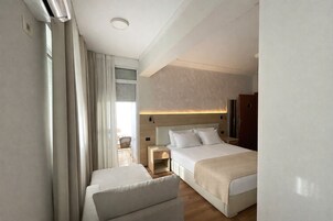 Habitación cuádruple estándar, 2 habitaciones, accesible para personas con discapacidad | Minibar, cortinas opacas, sistema de insonorización y ropa de cama
