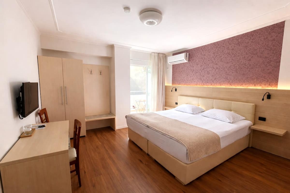 Chambre Standard double, 1 chambre, accessible aux personnes Ă mobilitĂ© rĂ©duite, vue sur la ville | Minibar, rideaux dâobscurcissement, systĂšme dâinsonorisation