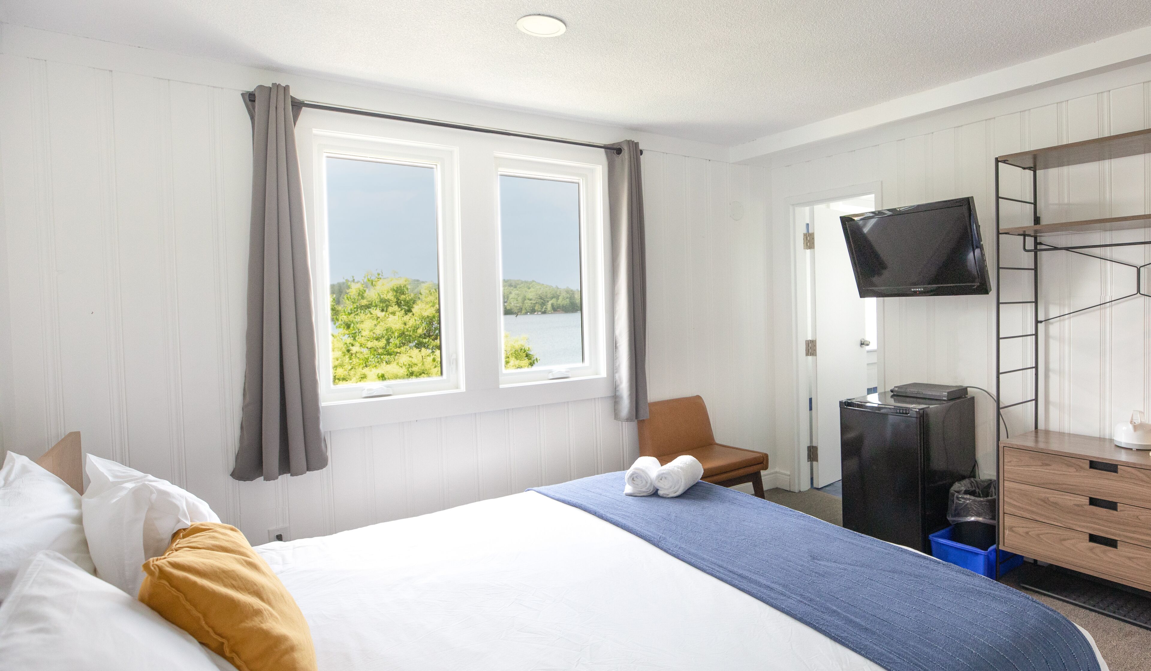 Comfort Single Room, 1 King Bed, Lake View