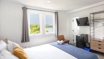 Comfort Single Room, 1 King Bed, Lake View