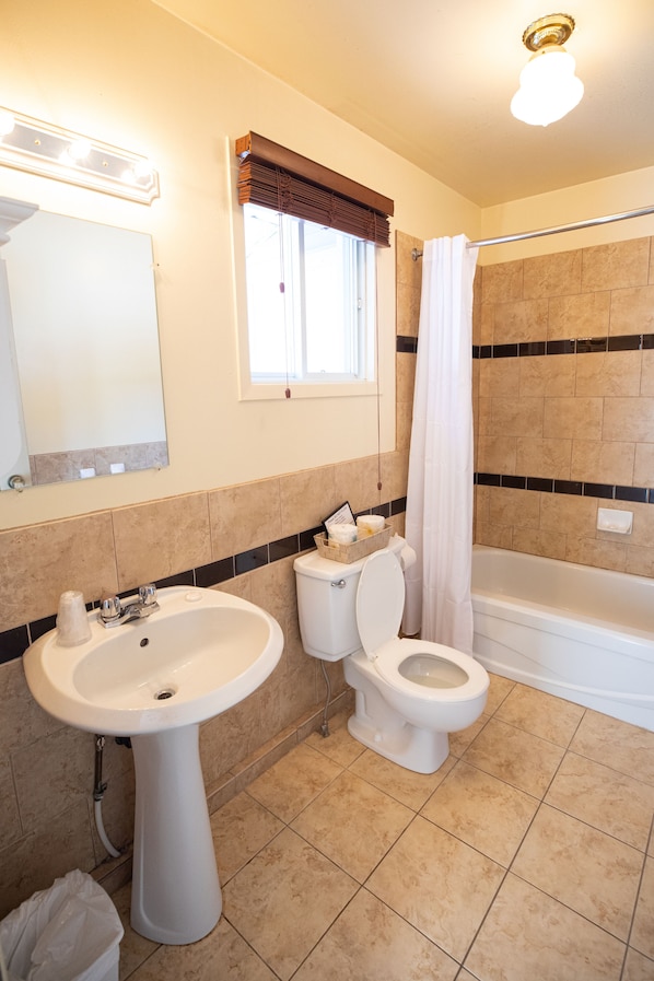 A bathroom with a sink, toilet, and bathtub. - Bonnie View Inn (Dysart et al)