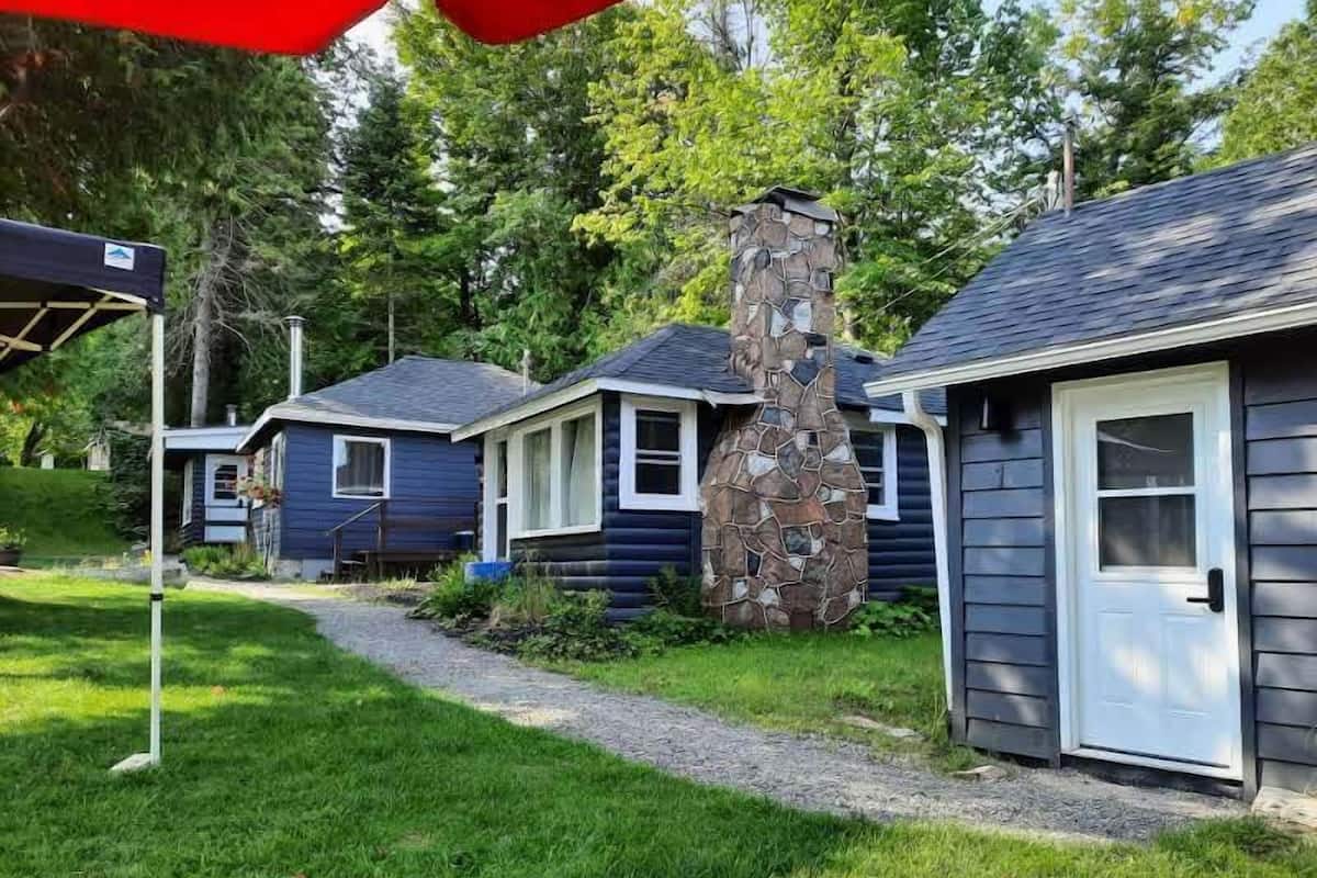 Chalet rustique, 2 chambres, foyer, vue partielle sur le lac | 1 chambre, fer et planche à repasser, accès au Wi-Fi (inclus)