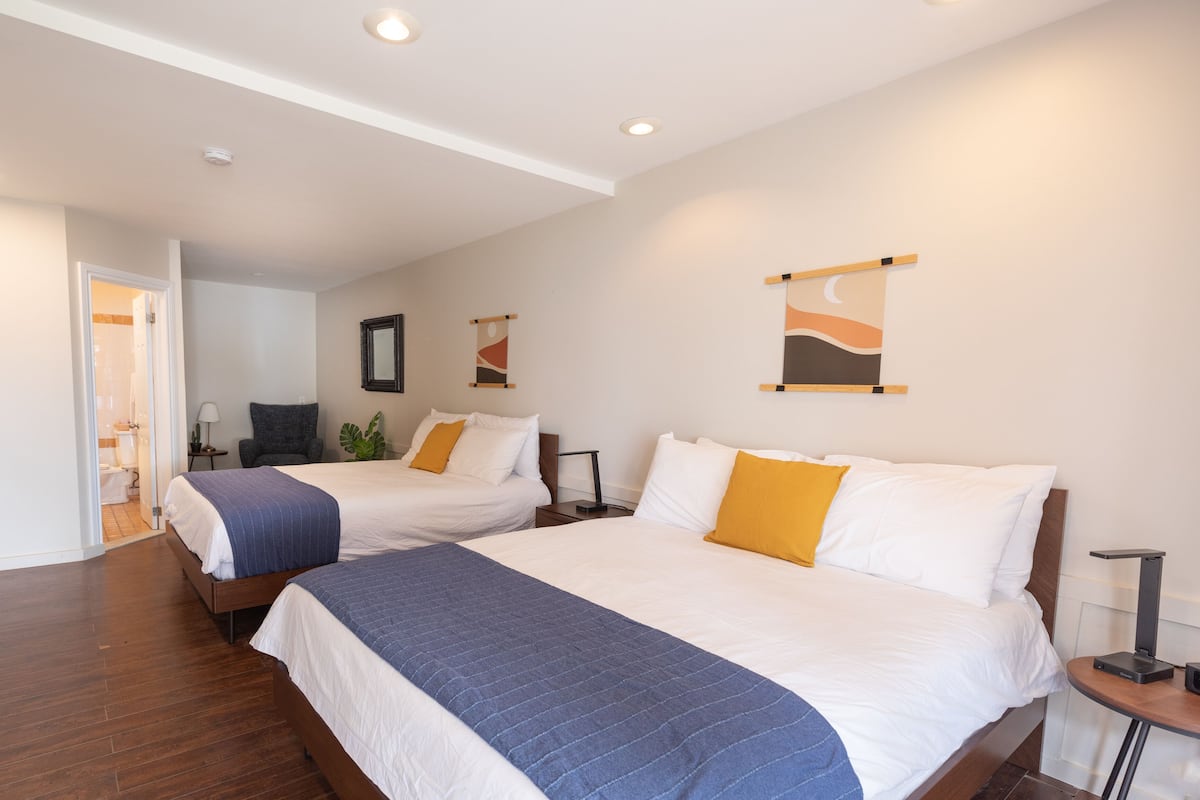 Studio Confort, 2 grands lits, patio, vue sur le lac | 1 chambre, fer et planche à repasser, accès au Wi-Fi (inclus)