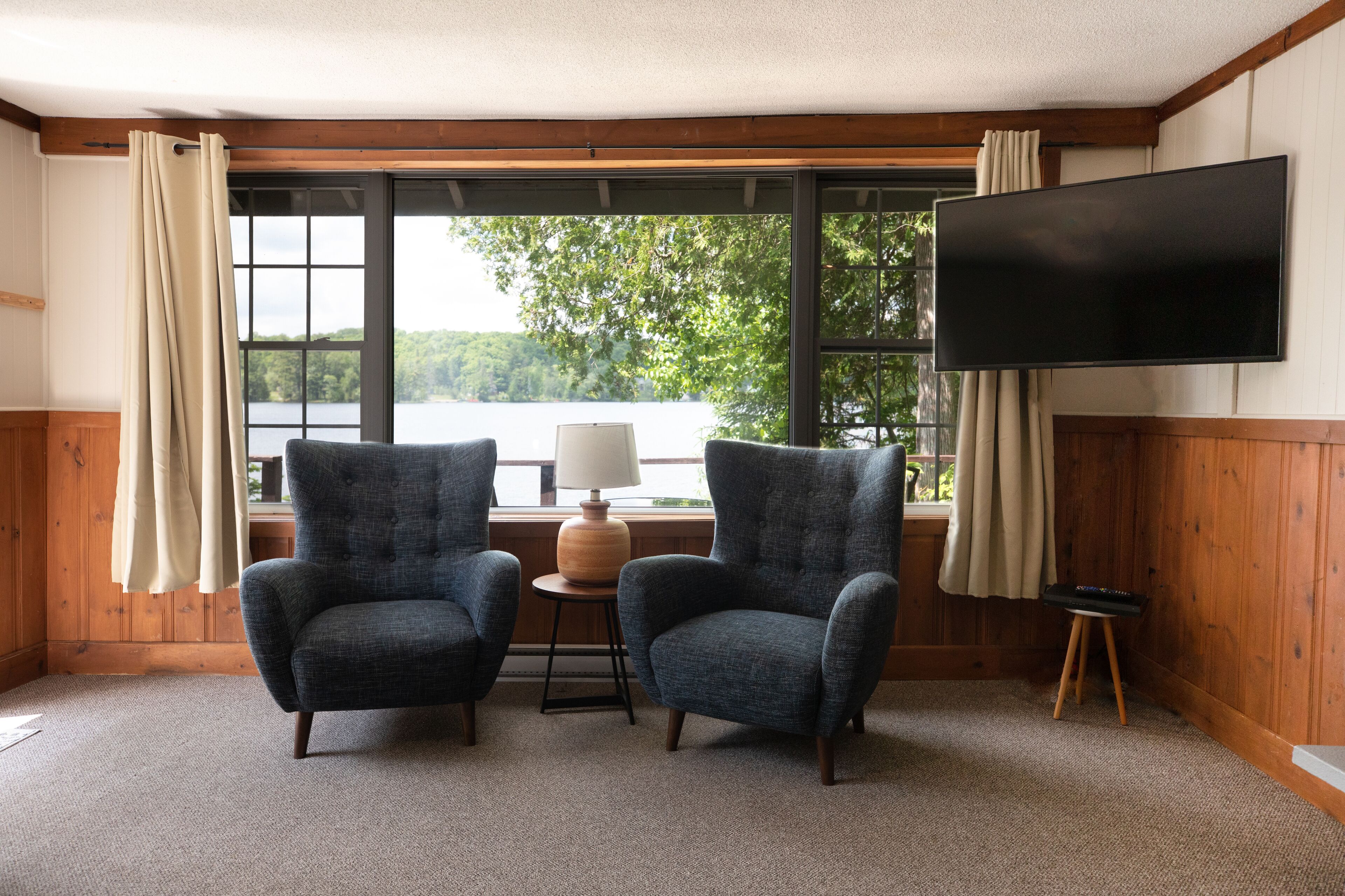 Superior Cabin, 1 King Bed with Sofa bed, Fireplace, Beach View | Bathroom | Free toiletries, hair dryer, towels