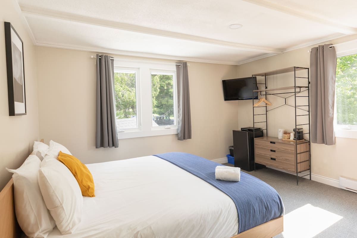 Chambre Standard, 1 grand lit | 1 chambre, fer et planche à repasser, accès au Wi-Fi (inclus)