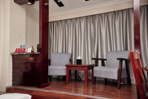 行政客房, 1 張特大雙人床, 非吸煙房 (Separate Lounge) | 高級寢具、羽絨被、Select Comfort 床墊、迷你吧